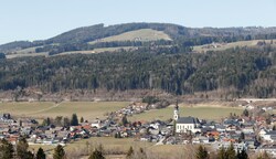 Am Lehmberg oberhalb von Thalgau sollen bis zu 14 Windräder entstehen. (Bild: Tschepp Markus)