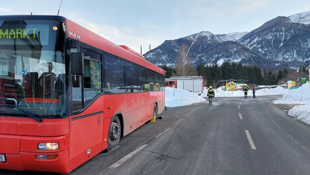 Unter diesem Linienbus wurde der Mechaniker eingeklemmt. Die Feuerwehren bargen ihn, das C11-Team flog den Verletzten ins UKH. (Bild: C11)