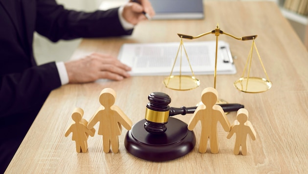 The best interests of the child are always a major issue in court. But is a two-year dispute between the parents and alienation from one parent in the best interests of the child? (Bild: Studio Romantic - stock.adobe.co)