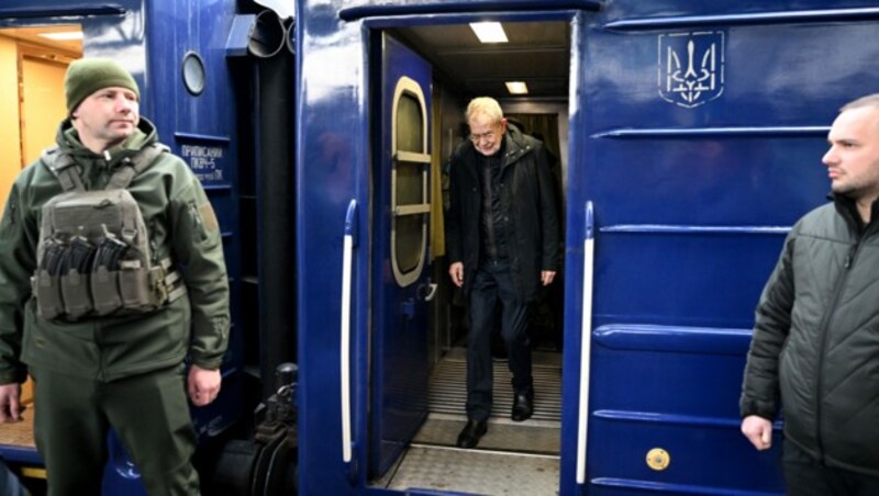 Van der Bellen dei der Ankunft am Bahnhof der ukrainischen Hauptstadt Kiew. (Bild: APA/ROLAND SCHLAGER)