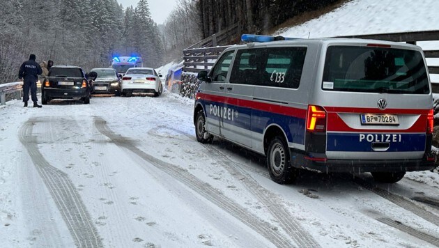 Der Unfall hatte eine Komplettsperre der Jenbacher Landesstraße zur Folge. (Bild: zoom.tirol)