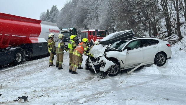 Vier Verletzte forderte ein Unfall auf der Hochkönigstraße in Fieberbrunn in Tirol. (Bild: zoom.tirol, Krone KREATIV)