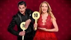 Balázs Ekker und Maria Angelini-Santner schwingen ab 3. März wieder die „Dancing Stars“-Jurytaferln. Unterstützt werden sie von einem wechselnden Promi-Juroren. (Bild: ORF)