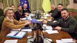 EU-Kommissionspräsidentin Ursula von der Leyen (links) und der ukrainische Präsident Wolodymyr Selenskyj (recht) (Archivbild) (Bild: AP)