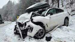 Dieser BMW wurde beim Crash auf der Hochkönigstraße schwer beschädigt. (Bild: zoom.tirol)