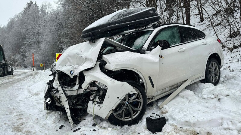 Dieser Pkw wurde beim Crash in Tirol schwer beschädigt. (Bild: zoom.tirol)