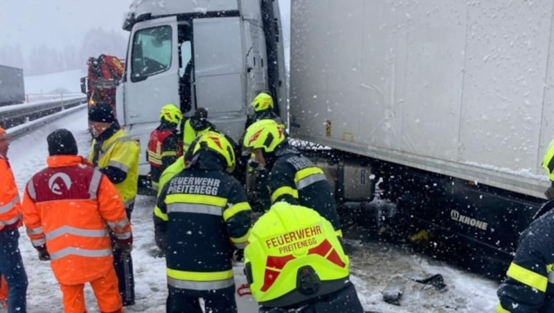 Die Feuerwehren Preitenegg und Bad St. Leonhard rückten aus, um Diesel zu binden und den Tank des Sattelschleppers notdürftig abzudichten. (Bild: FF Preitenegg)