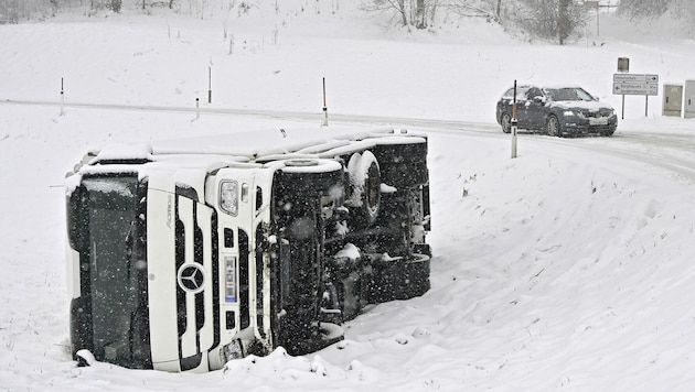 So schön der Schnee auch ist, so schwierig waren die Verhältnisse auf den Straßen. Seit den Morgenstunden waren die Helfer gefordert. (Bild: Manfred Fesl)