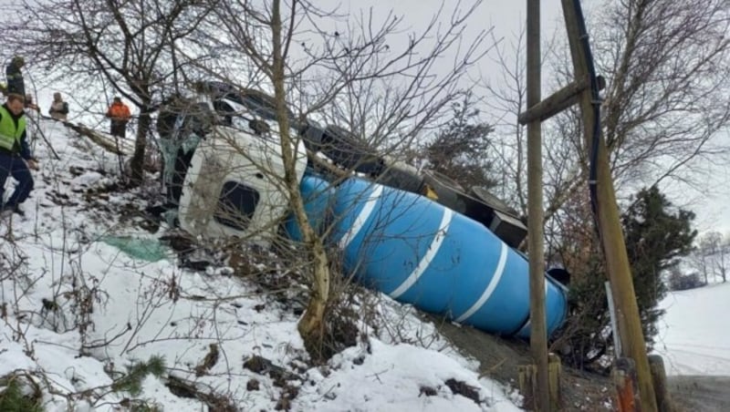 Ein Betonmischwagen rutschte über eine Böschung und drohte, einen Strommast wegzuschieben. (Bild: zVg)