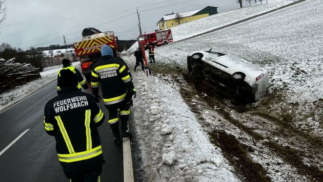 Nicht jeder Unfall lässt sich verhindern, wie etwa dieser in Wolfsbach im Bezirk Amstetten. Verletzt wurde zum Glück niemand. (Bild: Feuerwehr Wolfsbach)