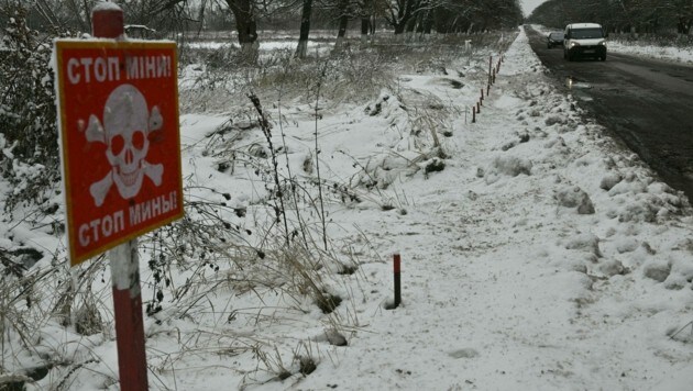 EIne Tafel westlich von Kiew warnt vor Minen. (Bild: AFP)