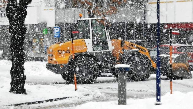 Großeinsatz für die Räumfahrzeuge (Bild: Schwaiger)