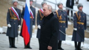 Wladimir Putin besuchte am Donnerstag den Mamajew-Kurgan-Gedenkkomplex in Wolgograd. (Bild: AFP)