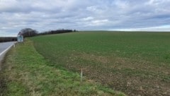 Die Lage des geplanten Betriebes ist an der östlichen Einfahrtsstraße in den Ort. (Bild: Leisser Andreas)