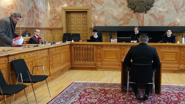 Der Angeklagte (33) im Schwurgerichtssaal des Landesgerichtes Salzburg (Bild: Lovric Antonio)