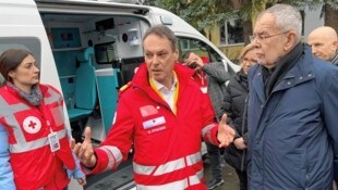 Michael Opriesnig erklärt Präsident Van der Bellen die Tätigkeit des Roten Kreuzes im vom Krieg gebeutelten Land. (Bild: Christoph Matzl)