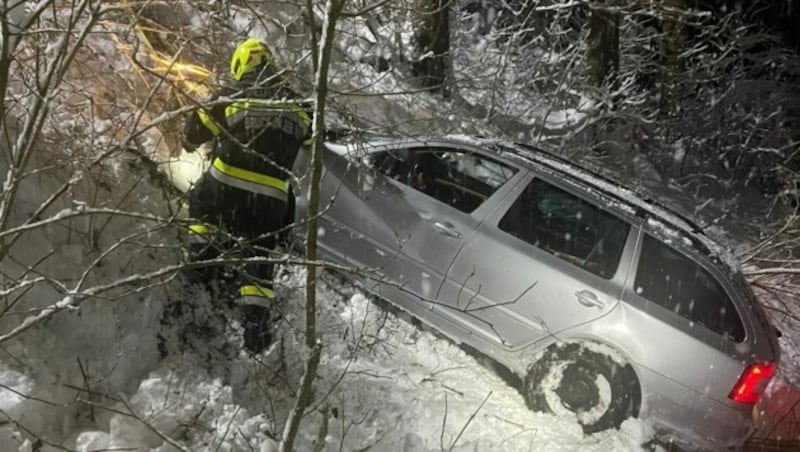 Das Fahrzeug musste geborgen werden. (Bild: FF Bruck-Stadt)