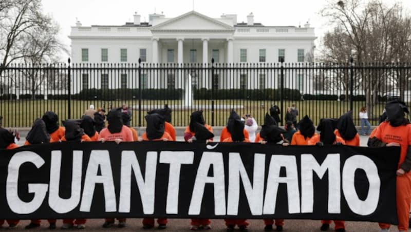 Aktivisten demonstrierten anlässlich des 21. Jahrestages der Einlieferung der ersten Gefangenen in Guantanamo und forderten Präsident Joe Biden auf, das Lager zu schließen und die unbefristete Militärhaft zu beenden. (Bild: APA/Getty Images via AFP/GETTY IMAGES/ALEX WONG)