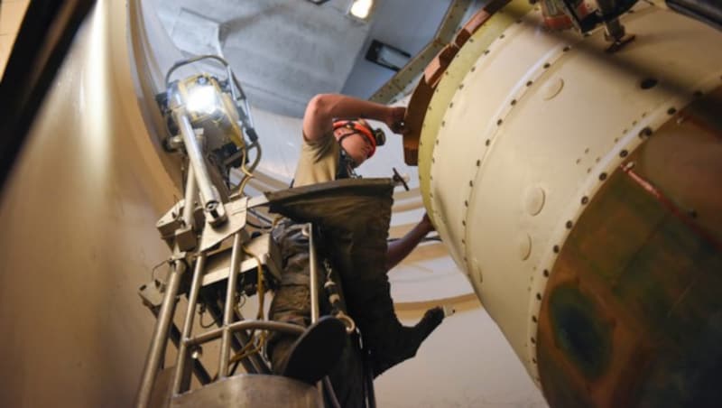 Die Flugbahn des mutmaßlichen chinesischen Überwachungsballons führt etwa an der Malmstrom Air Force Base vorbei, wo auch Atomraketen gelagert sind. (Bild: AP/Tristan Day/U.S. Air Force)