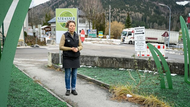 Edith Strasser von der gleichnamigen Gärtnerei will nicht ihren Grund für den Radweg abtreten. (Bild: Wenzel Markus)