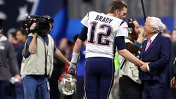 Patriots-Besitzer Robert Kraft (re.) will Tom Brady einen Vertrag für einen Tag anbieten. (Bild: APA/AFP/GETTY IMAGES/Maddie Meyer)