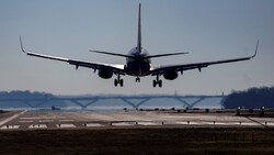 Viele Fluglinien pfeifen mittlerweile auf halbwegs adäquates Service – oder lassen es sich teuer bezahlen. (Bild: AP/Carolyn Kaster)