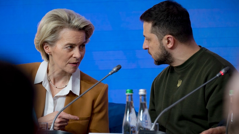 Verbündete im Kampf gegen Russland: EU-Kommissionspräsidentin Ursula von der Leyen und der ukrainische Präsident Wolodymyr Selenskyj (Bild: AP/Ukrainian Presidential Press Office)