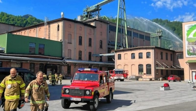 Schwefeldioxid trat nach der Explosion eines Druckrohrs bei der Firma Austrocell aus. Ein äußerst erfahrener Mitarbeiter (54) starb in der 147 Grad heißen Gaswolke. (Bild: Markus Tschepp)