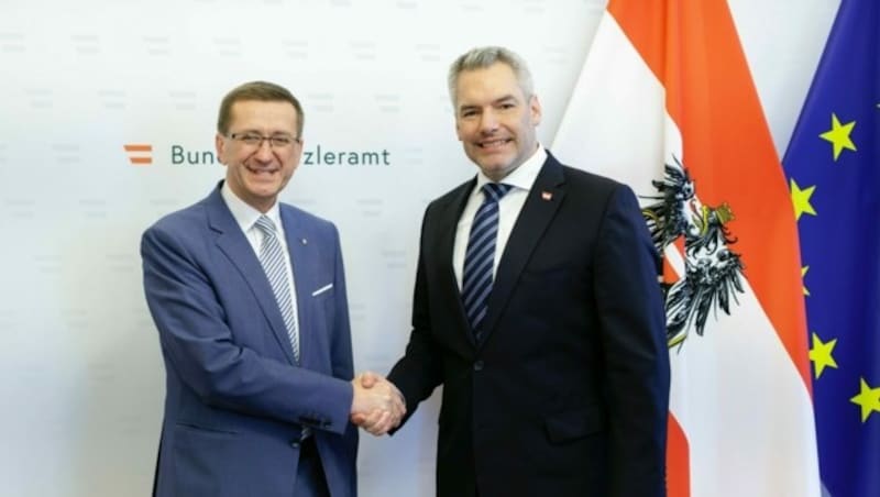 Landesrat Markus Achleitner mit Bundeskanzler Karl Nehammer (Bild: BKA/Wenzel Andy)