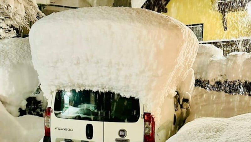 Die dicke weiße Decke auf diesem Auto in Aflenz zeugt von den enormen Schneemengen, die in der Region fielen. (Bild: Gertraud Vogl-Michaeler )