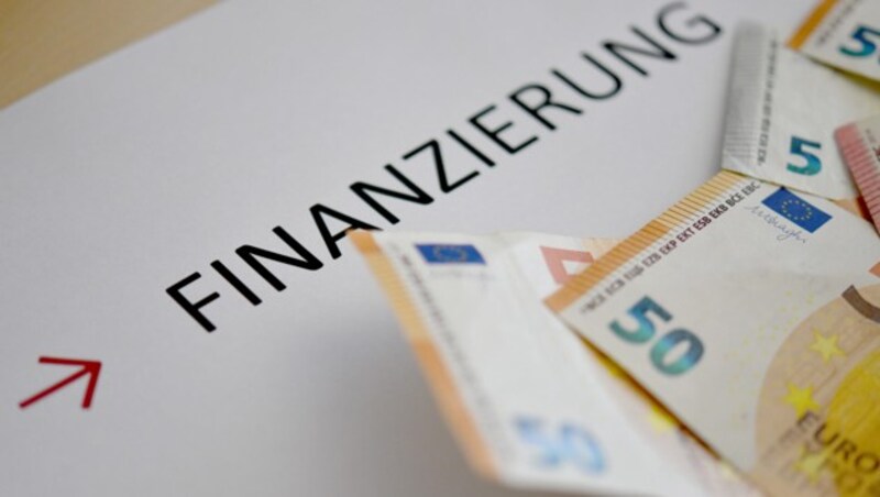 Vor allem Personen mit variablen Kreditzinsen blicken immer wieder bangend in Richtung EZB - hebt sie den Leitzins, wird die Kreditrate oft empfindlich teurer. (Bild: APA/BARBARA GINDL)