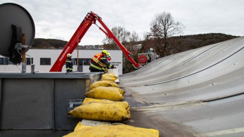 Einsatzkräfte bei der Sicherung (Bild: APA/WWW.FFMOEDLING.AT)