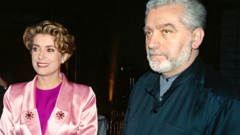 Catherine Deneuve mit Designer Paco Rabanne (Bild: APA/AFP/Pierre GUILLAUD)