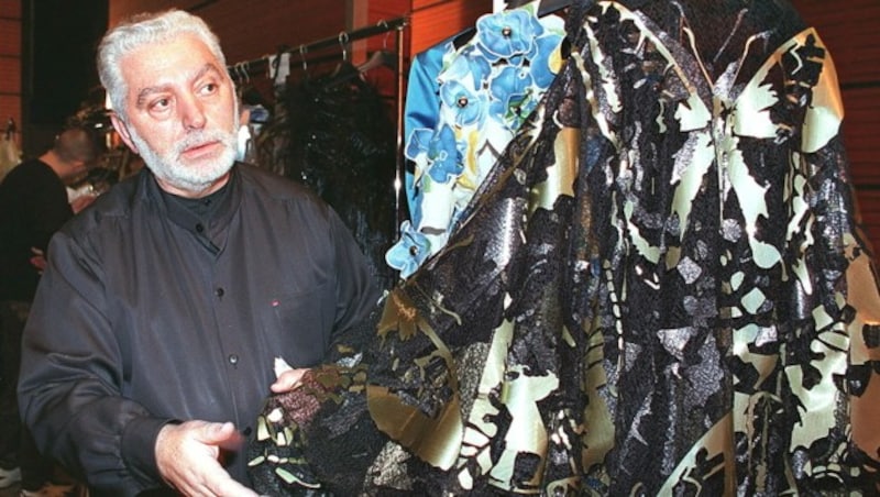 Archivbild aus dem Jahr 1999: Paco Rabanne überprüft höchstpersönlich die Kleider seiner Haute-Couture-Kollektion. (Bild: APA/AFP/Frederick FLORIN)