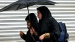 Frauen, die kein Kopftuch tragen, werden im Iran verfolgt. (Bild: APA/AFP/ATTA KENARE)