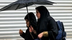 Frauen, die kein Kopftuch tragen, werden im Iran verfolgt. (Bild: APA/AFP/ATTA KENARE)