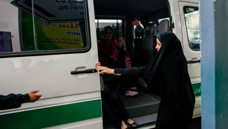 Verhaftete Frauen in einem Transporter der Sittenpolizei (Bild: APA/AFP/Behrouz MEHRI)