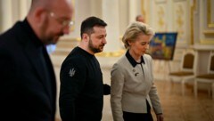 von links: Michel Reimon (EU-Parlament), Ukraines Präsident Wolodymyr Selenskyj und die EU-Kommissionspräsidentin Ursula von der Leyen (Bild: AP/Ukrainian Presidential Press Office)