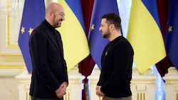 Von links: Charles Michel, Präsident des Europäischen Rats, und der ukrainische Präsident Wolodymyr Selenskyj (Bild: AP/Ukrainian Presidential Press Office)