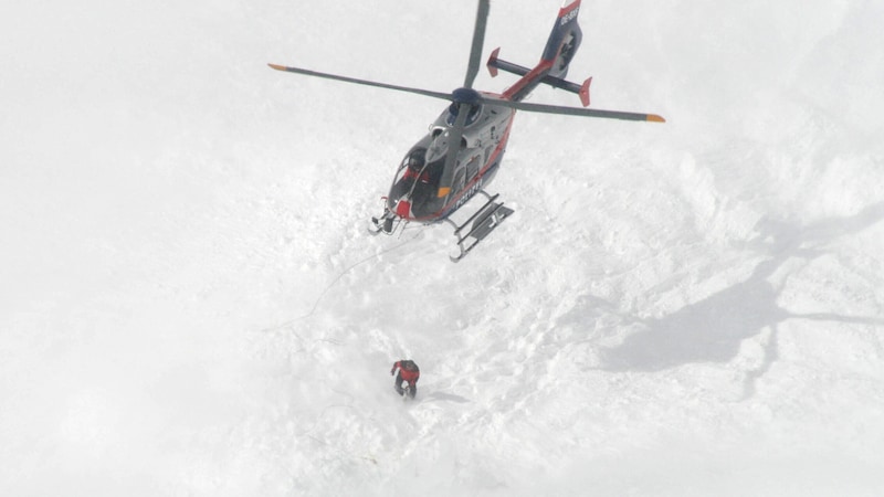 Der Polizeihubschrauber Libelle Tirol evakuiert weitere Personen. (Bild: zoom.tirol)