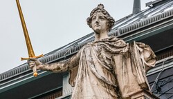 Die Justitia am Dach des Salzburger Landesgerichtes (Bild: Tschepp Markus)