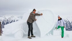 Hans Gold (li.) und Manfred Höhenwarter vor ihrem Schneekunstwerk auf 2240 Metern. (Bild: Gerhard Schiel)
