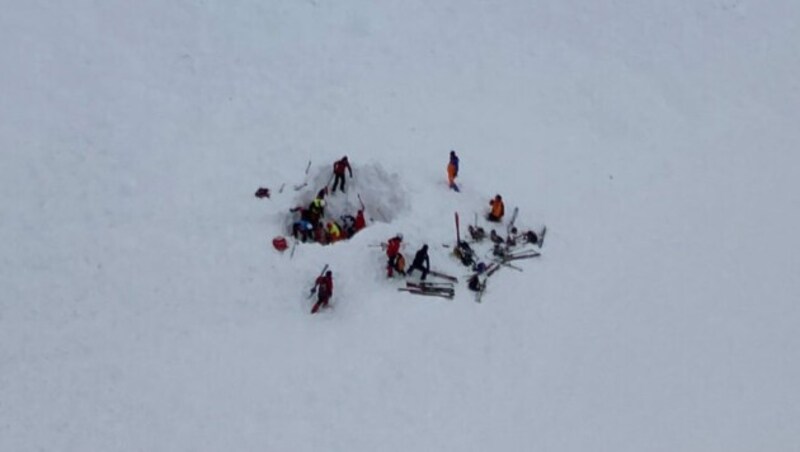 Verzweifelt kämpften die Einsatzkräfte um das Leben des jungen Freeriders in Gurgl. (Bild: zoom.tirol)