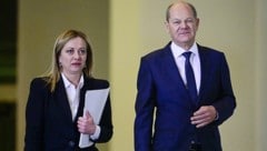 Bundeskanzler Olaf Scholz und die italienische Ministerpräsidentin Meloni sind wegen Joe Bidens Inflation Reduction Act besorgt. (Bild: APA/AFP/John MACDOUGALL)