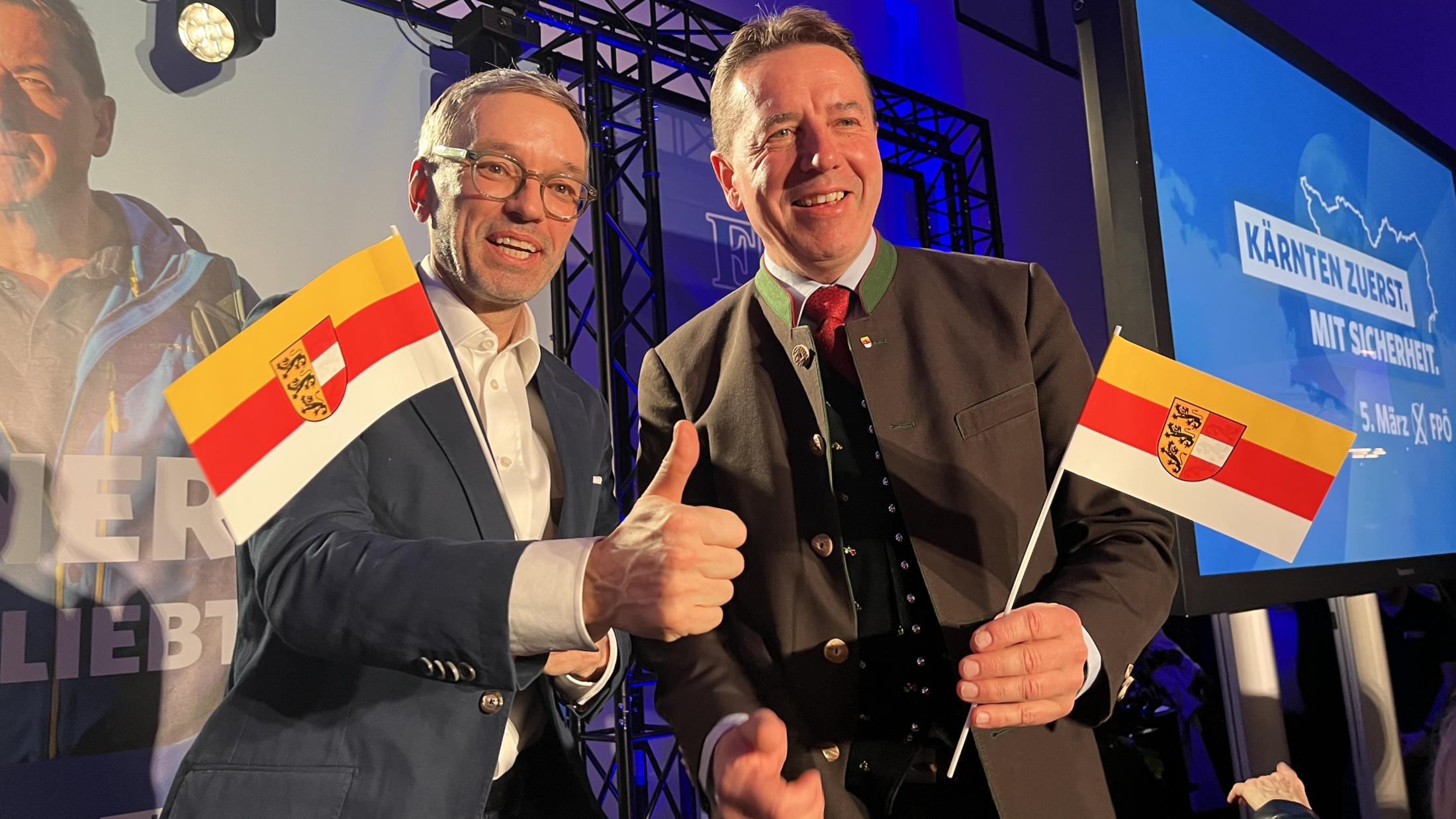 Carinthian flag in hand and thumbs up: Herbert Kickl and Erwin Angerer in the Carinthian state election campaign 2023 (Bild: Clara Milena Steiner)
