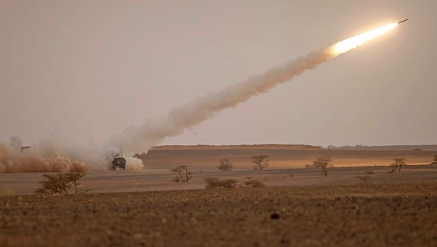 Die neuen Raketen, die an die Ukraine geliefert werden sollen, haben eine viel größere Reichweite als die derzeit im Einsatz stehenden HIMARS (siehe Bild). (Bild: APA/AFP/FADEL SENNA)