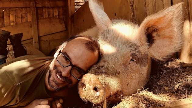 David Richter, Herz und steirischer Motor des Vereins gegen Tierfabriken, mit seinem geretteten Schwein „Willi“ (Bild: zVg)