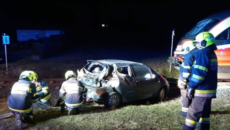 Die Insassen im Auto kamen wie durch ein Wunder mit leichten Verletzungen davon. (Bild: Feuerwehr Hatzendorf)