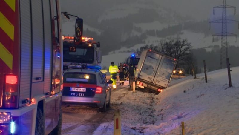 Immer wieder kam es auf der Schneefahrbahn zu Unfällen. (Bild: BFV Liezen/Schlüßlmayr)