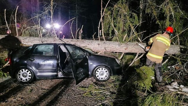 In Großgmain stürzte ein Bau auf ein Auto (Bild: FF Großgmain)